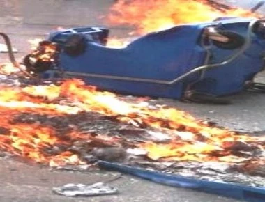 Θεσσαλονίκη: Θράσος από κουκουλοφόρους που βγήκαν από το ΑΠΘ και πυρπόλησαν κάδους